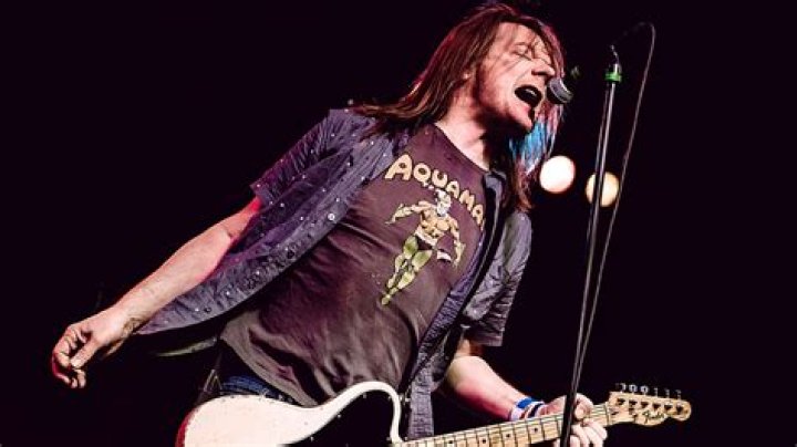Where does dave pirner live?