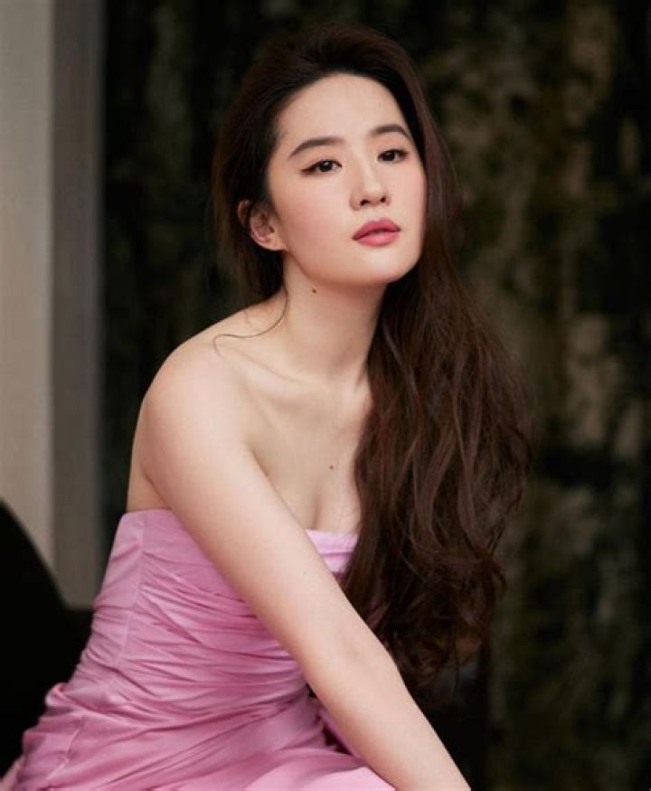Where does liu yifei live now?