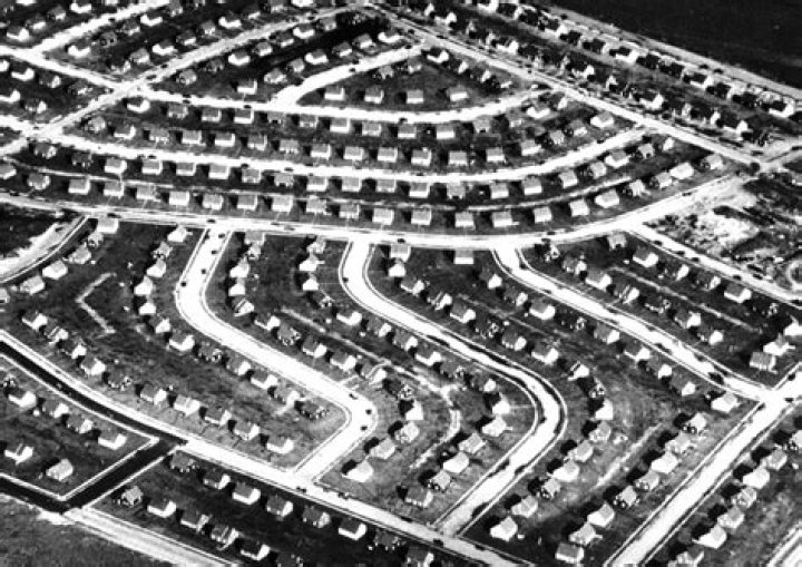 Who's associated with the growth of suburbia?