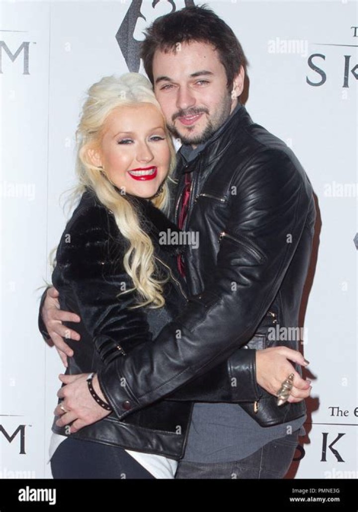 Who christina aguilera dating?