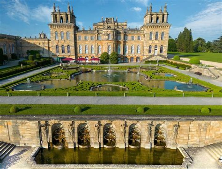 Who does blenheim palace belong to?