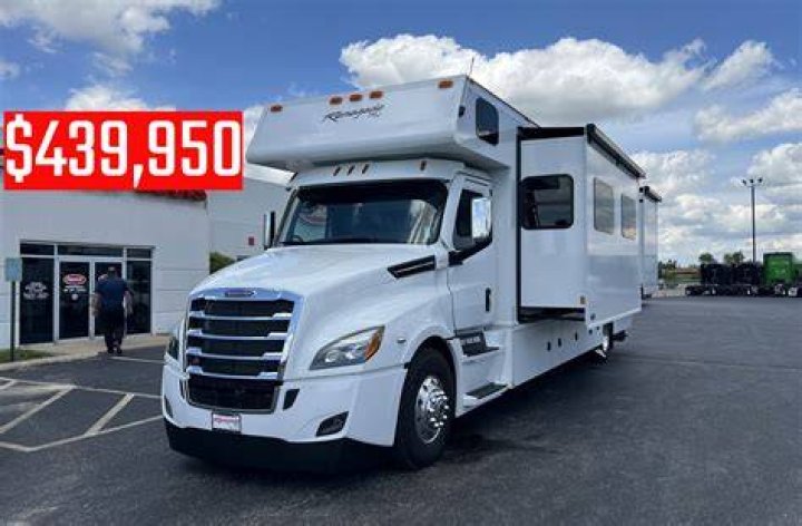 Who makes freightliner motorhome?