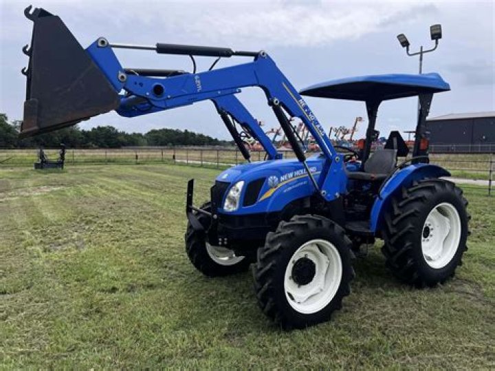 Who makes new holland compact tractors?