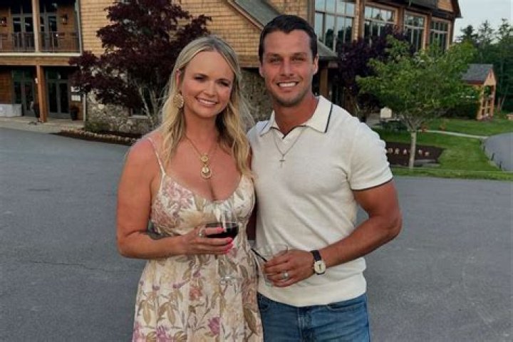 Who miranda lambert dating?