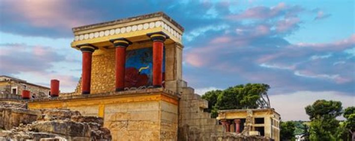 Why is knossos famous?