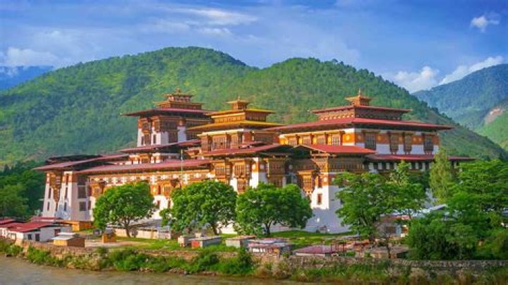 Why was punakha dzong built?